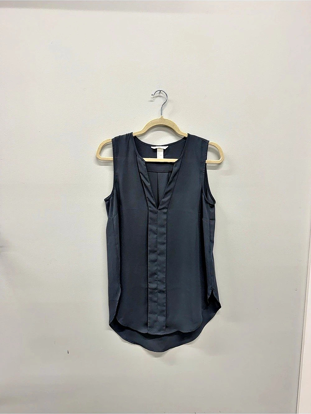 H&M Sleeveless Pleat Blouse in Black Size Medium